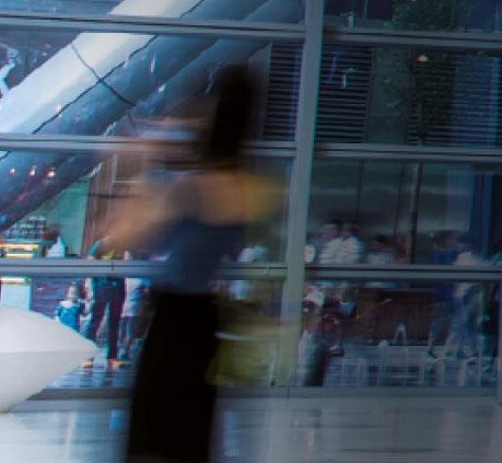 INDRA imagen edificio chica borrosa INDRA imagen edificio chica borrosa